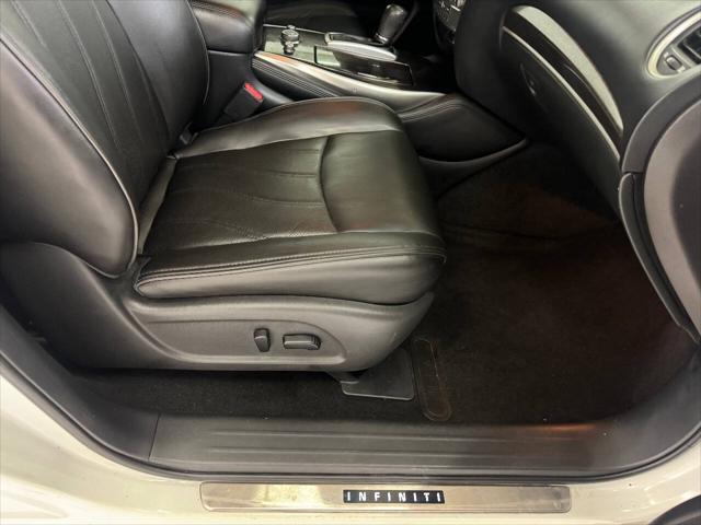 Photo of 2015 White INFINITI QX60