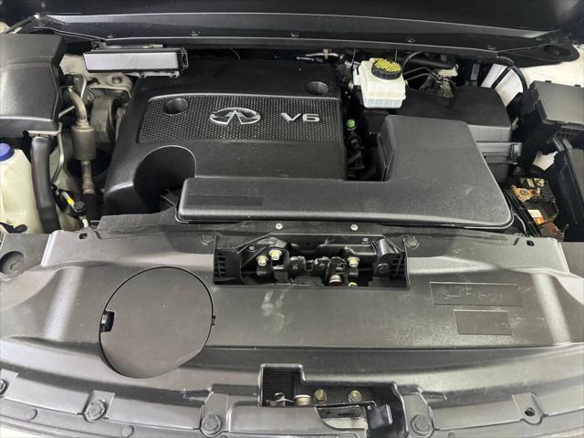 Photo of 2015 White INFINITI QX60