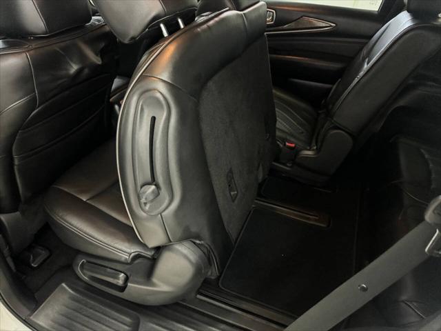 Photo of 2015 White INFINITI QX60