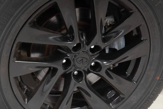 Photo of 2015 White INFINITI QX60