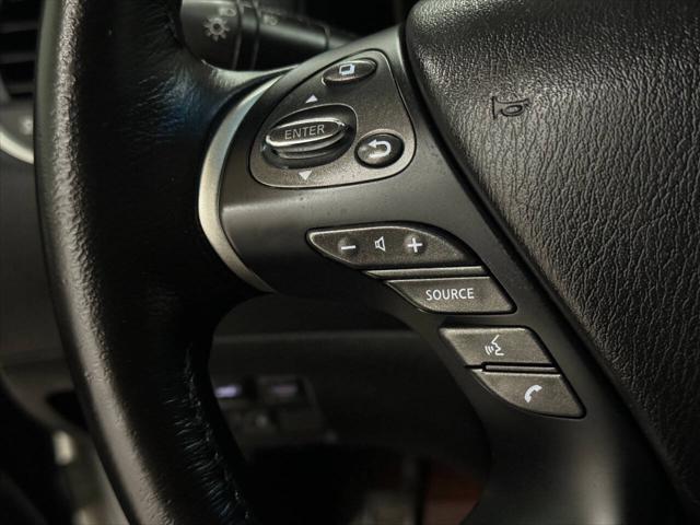 Photo of 2015 White INFINITI QX60