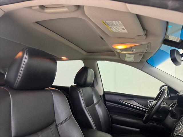 Photo of 2015 White INFINITI QX60