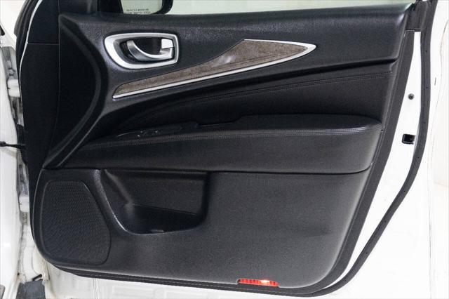 Photo of 2015 White INFINITI QX60