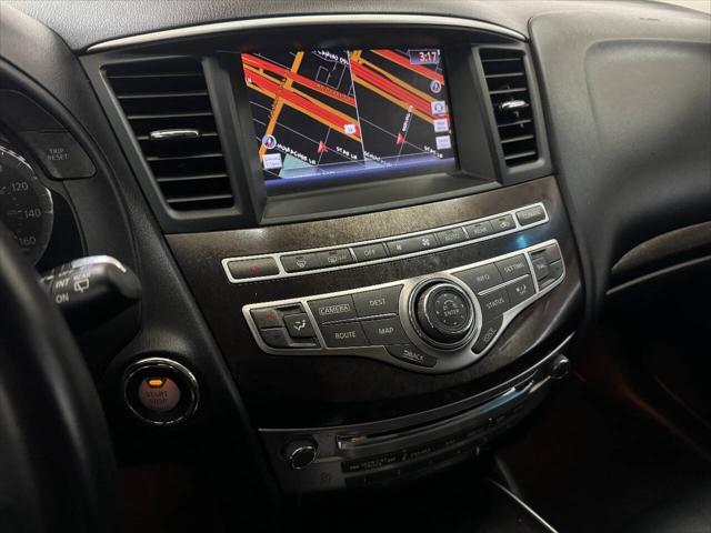 Photo of 2015 White INFINITI QX60