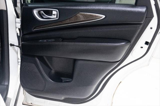 Photo of 2015 White INFINITI QX60