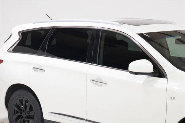 Photo of 2015 White INFINITI QX60