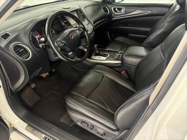 Photo of 2015 White INFINITI QX60