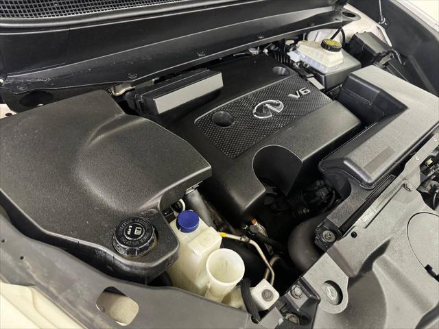 Photo of 2015 White INFINITI QX60
