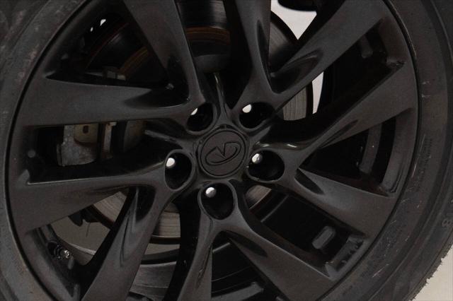 Photo of 2015 White INFINITI QX60