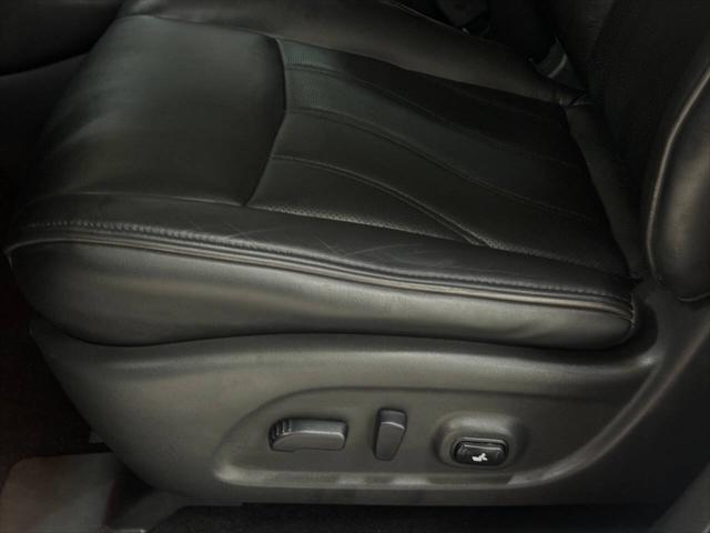 Photo of 2015 White INFINITI QX60