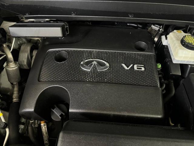 Photo of 2015 White INFINITI QX60
