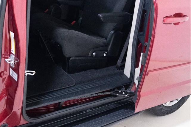 Photo of 2015 Red Dodge Grand Caravan