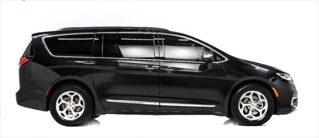 Photo of 2022 Black Chrysler Pacifica