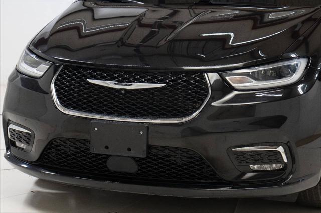 Photo of 2022 Black Chrysler Pacifica