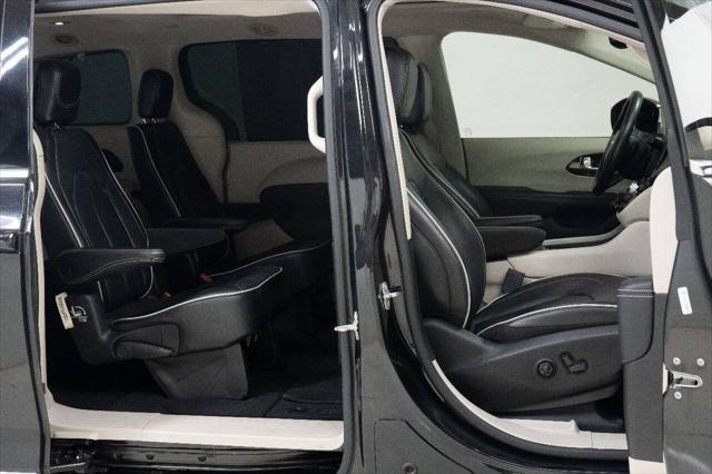Photo of 2022 Black Chrysler Pacifica