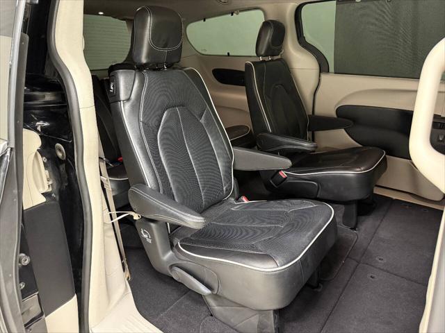 Photo of 2022 Black Chrysler Pacifica
