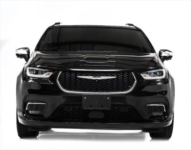 Photo of 2022 Black Chrysler Pacifica