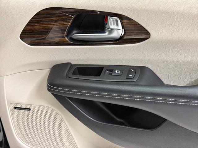 Photo of 2022 Black Chrysler Pacifica
