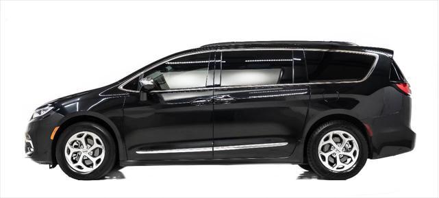 Photo of 2022 Black Chrysler Pacifica