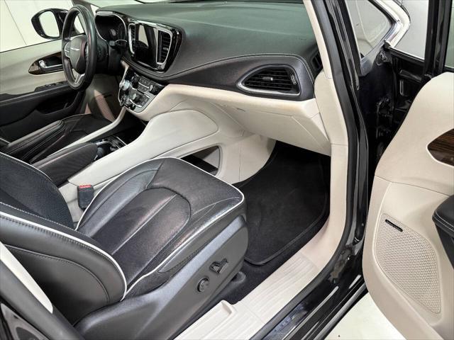 Photo of 2022 Black Chrysler Pacifica