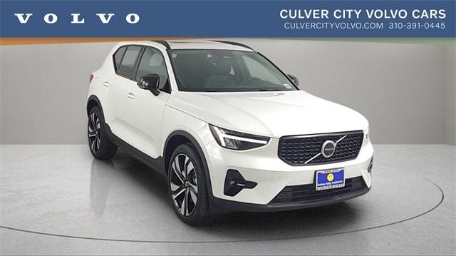 Photo of 2024 Crystal White Volvo XC40