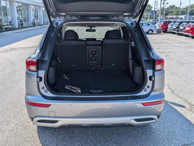 Photo of 2023 Mercury Gray Metallic Mitsubishi Outlander