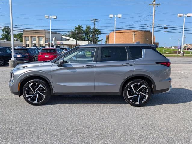 Photo of 2023 Mercury Gray Metallic Mitsubishi Outlander
