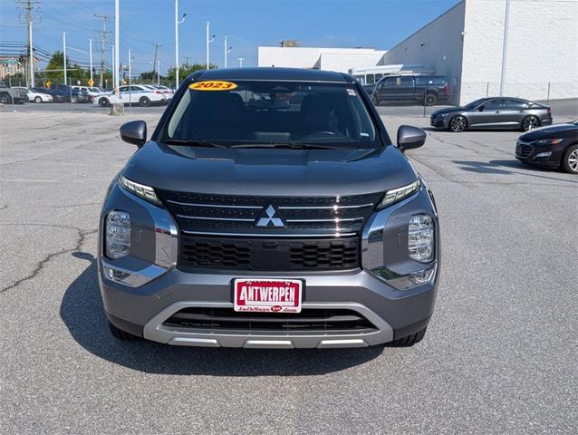 Photo of 2023 Mercury Gray Metallic Mitsubishi Outlander