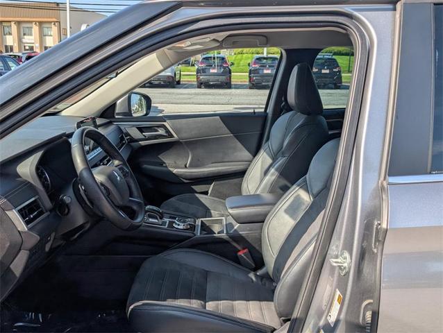 Photo of 2023 Mercury Gray Metallic Mitsubishi Outlander