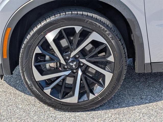 Photo of 2023 Mercury Gray Metallic Mitsubishi Outlander