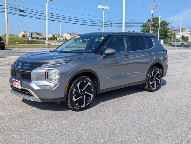 Photo of 2023 Mercury Gray Metallic Mitsubishi Outlander