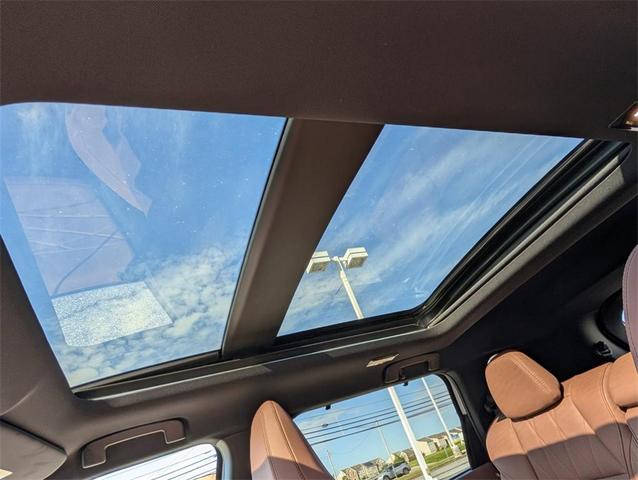 Photo of 2025 White Diamond / Black Mitsubishi Outlander