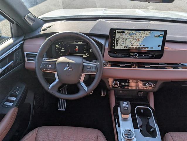 Photo of 2025 White Diamond / Black Mitsubishi Outlander