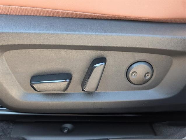 Photo of 2025 White Diamond / Black Mitsubishi Outlander