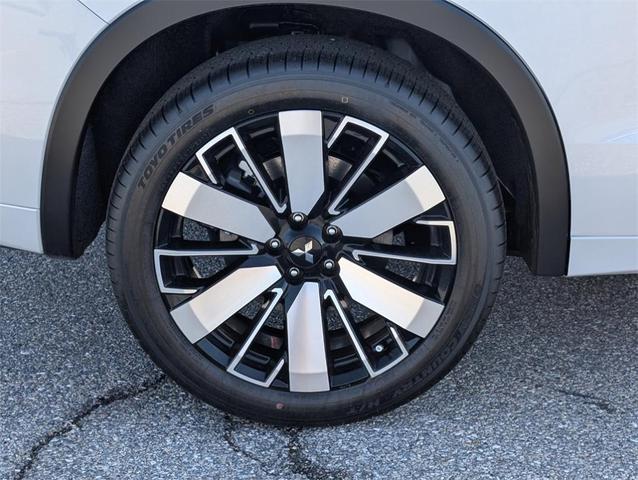 Photo of 2025 White Diamond / Black Mitsubishi Outlander