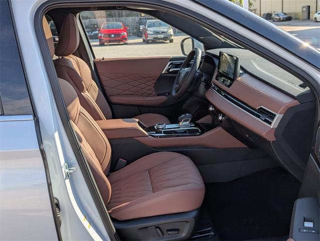 Photo of 2025 White Diamond / Black Mitsubishi Outlander