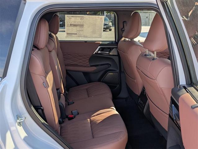 Photo of 2025 White Diamond / Black Mitsubishi Outlander