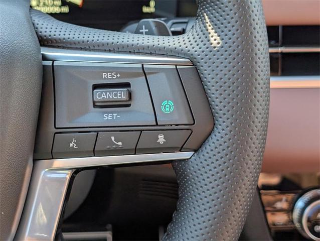 Photo of 2025 White Diamond / Black Mitsubishi Outlander