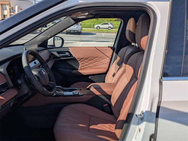 Photo of 2025 White Diamond / Black Mitsubishi Outlander