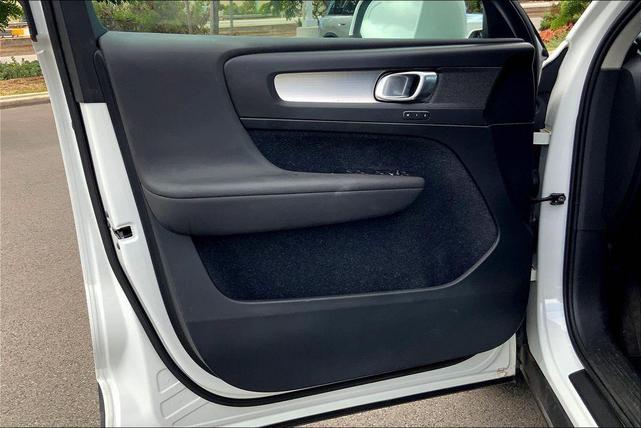 Photo of 2020 Ice White Volvo XC40
