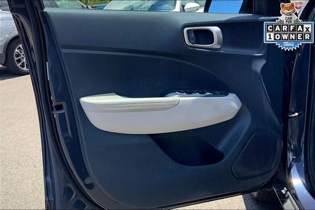 Photo of 2022 Denim w/White Roof Hyundai VENUE