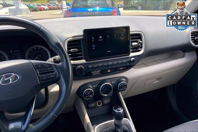 Photo of 2022 Denim w/White Roof Hyundai VENUE