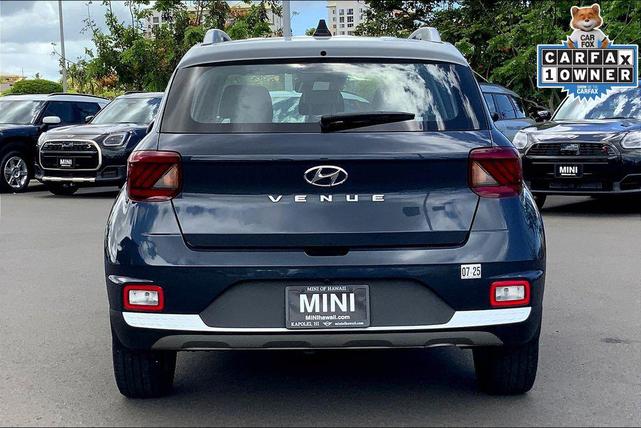 Photo of 2022 Denim w/White Roof Hyundai VENUE