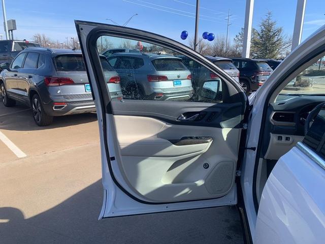 Photo of 2020 White Frost Tri-Coat GMC Acadia