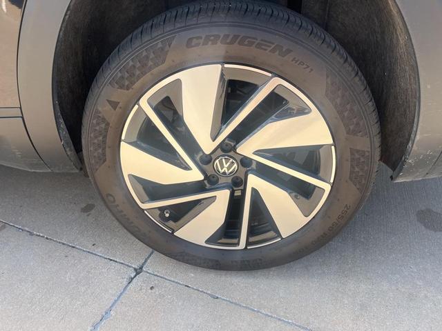 Photo of 2024 Deep Black Pearl Effect Volkswagen Atlas