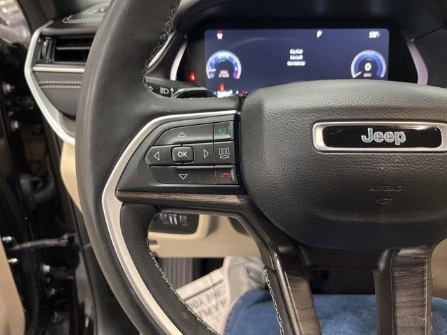 Photo of 2023 Diamond Black Jeep Grand Cherokee L