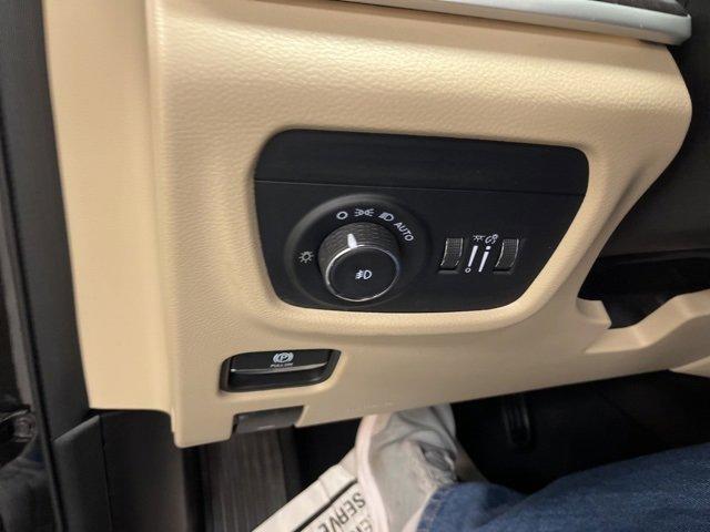 Photo of 2023 Diamond Black Jeep Grand Cherokee L