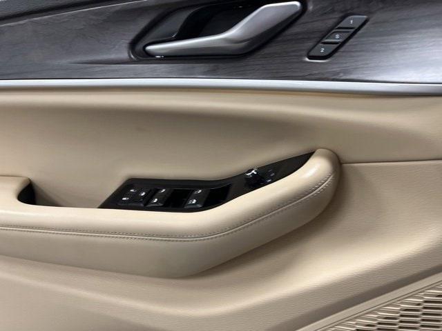 Photo of 2023 Diamond Black Jeep Grand Cherokee L