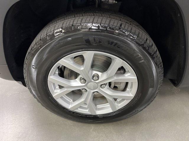 Photo of 2023 Diamond Black Jeep Grand Cherokee L