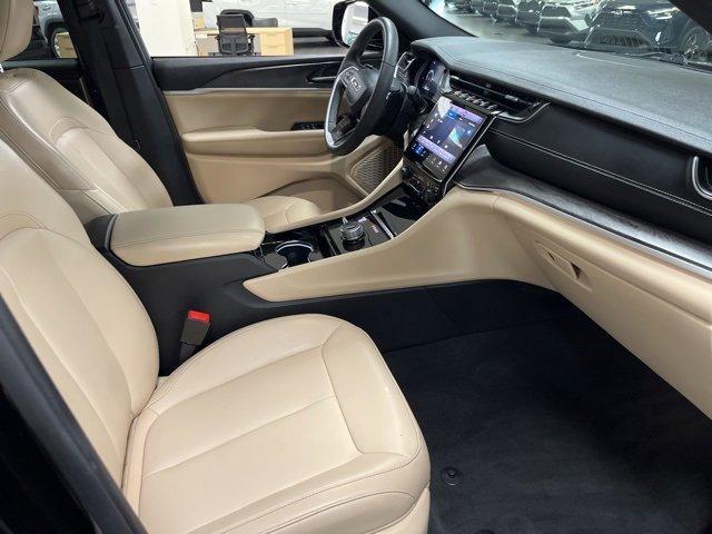 Photo of 2023 Diamond Black Jeep Grand Cherokee L